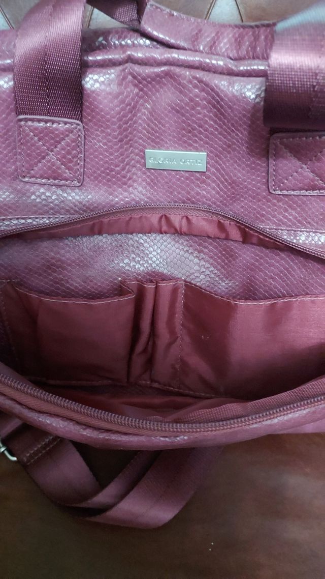 Bolso morado con textura de piel de serpiente