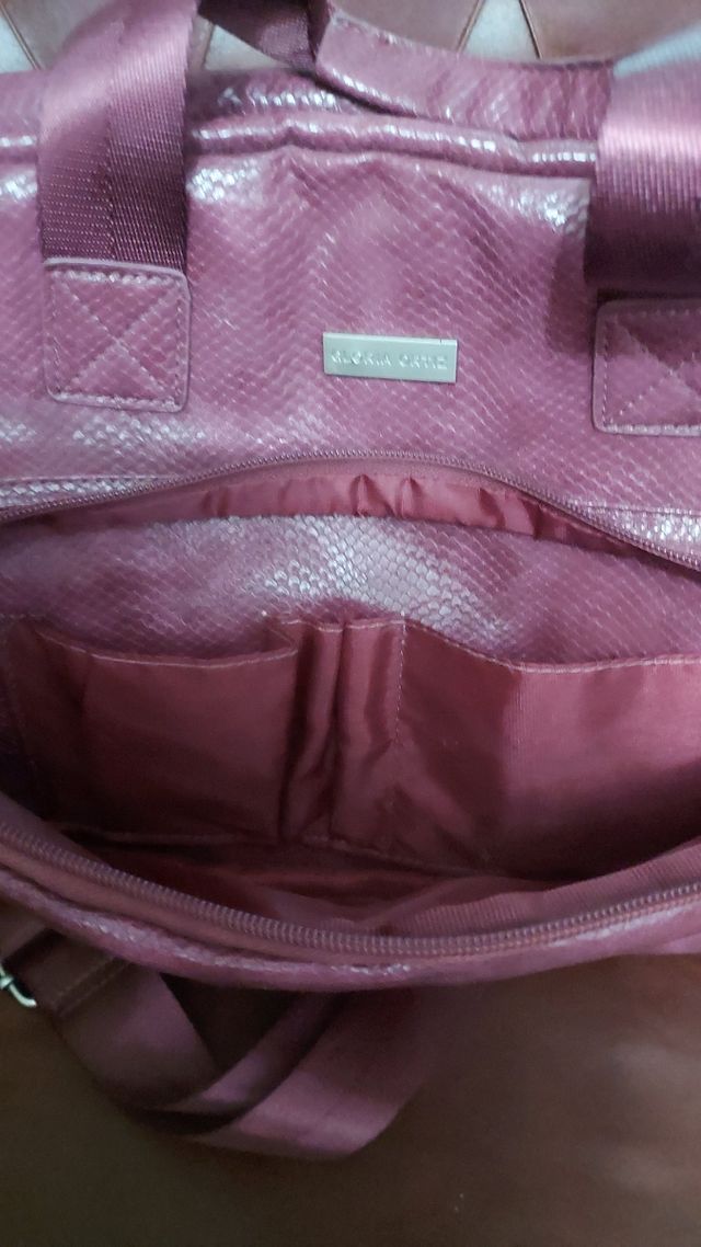 Bolso morado con textura de piel de serpiente