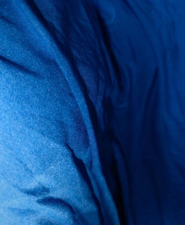 Capa de sofá em tecido azul, 1 lugar e almofada