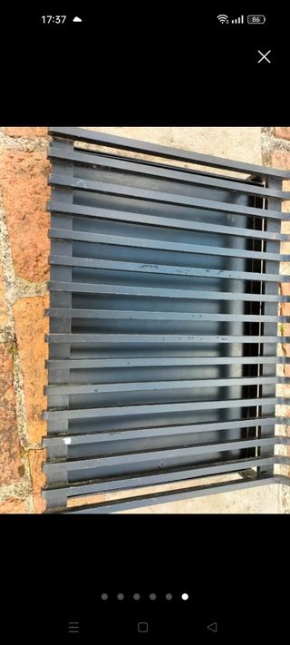 Parrilla de hierro negra