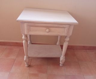 Mesa auxiliar de madera beige