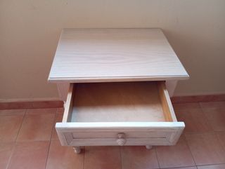 Mesa auxiliar de madera beige