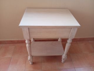 Mesa auxiliar de madera beige