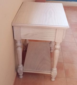Mesa auxiliar de madera beige