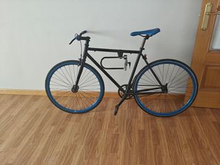 Bicicleta Fixie Negra con Ruedas Azules