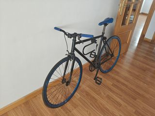 Bicicleta Fixie Negra con Ruedas Azules