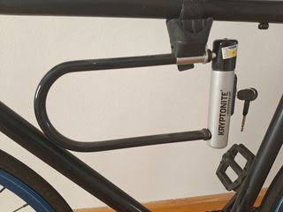 Bicicleta Fixie Negra con Ruedas Azules