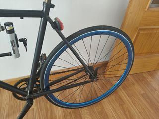 Bicicleta Fixie Negra con Ruedas Azules
