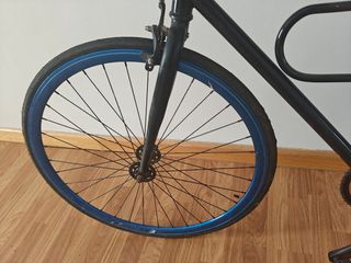 Bicicleta Fixie Negra con Ruedas Azules
