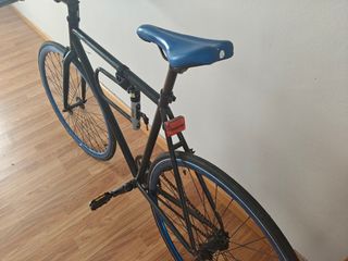 Bicicleta Fixie Negra con Ruedas Azules