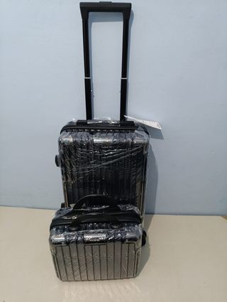 Maleta cabina negra y neceser