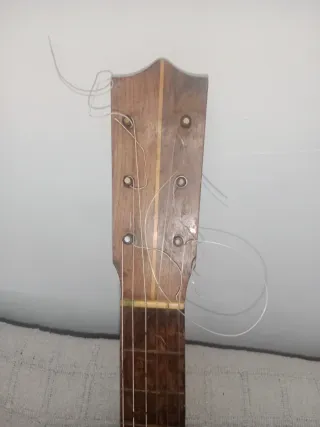 Antiquísima guitarra romántica vintage