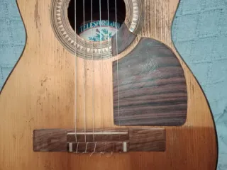Antiquísima guitarra romántica vintage