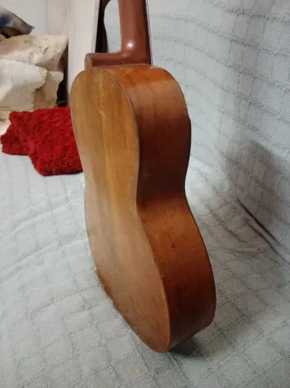 Antiquísima guitarra romántica vintage