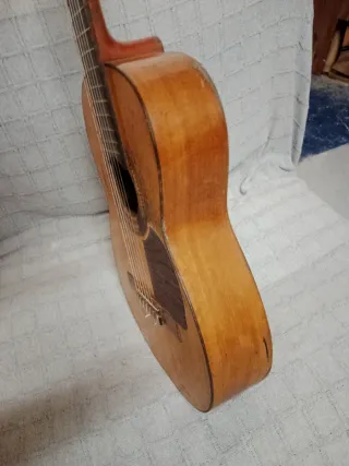 Antiquísima guitarra romántica vintage