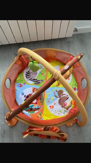 Parque infantil con gimnasio y juguetes