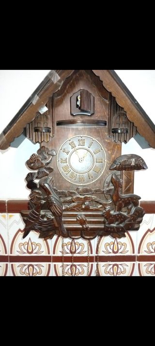 Reloj de cuco de madera tallada
