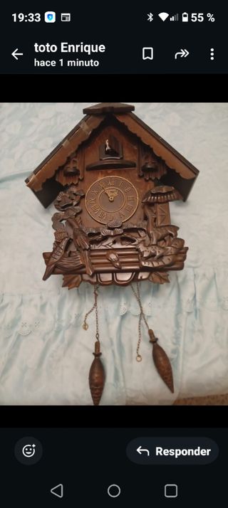 Reloj de cuco de madera tallada