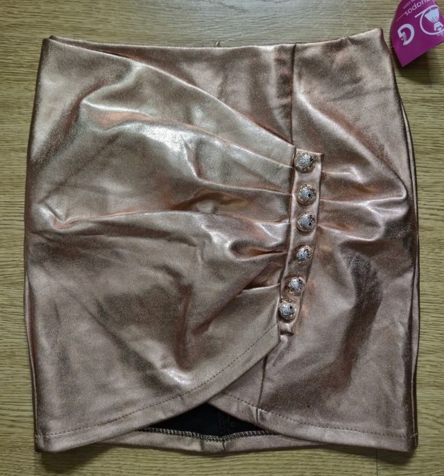 Falda dorada decorada con botones