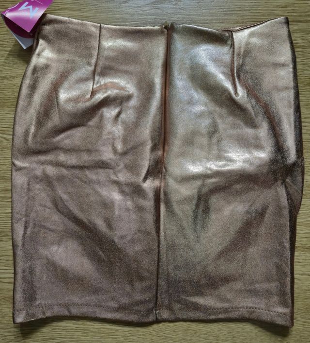 Falda dorada decorada con botones