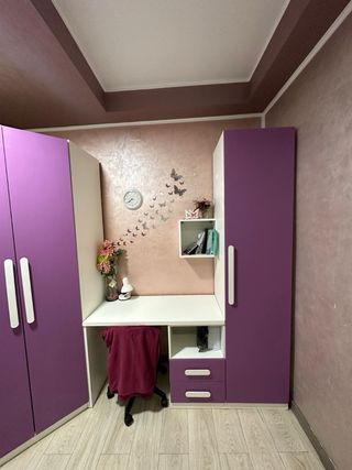 Dormitorio juvenil morado y blanco
