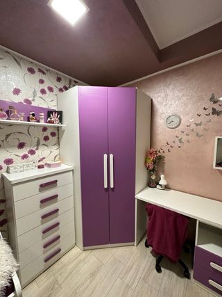 Dormitorio juvenil morado y blanco