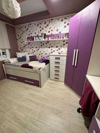 Dormitorio juvenil morado y blanco