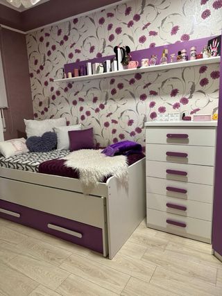 Dormitorio juvenil morado y blanco