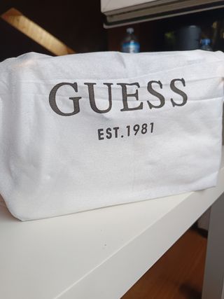 Bolso Guess Blanco Acolchado Cadena Dorada
