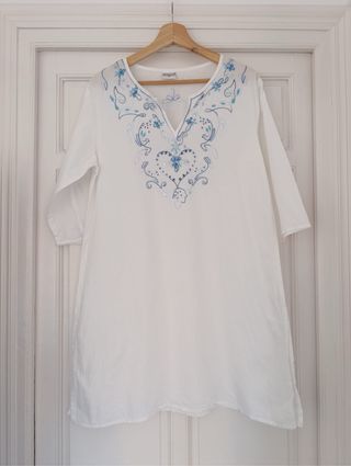 Caftán blanco bordados azules