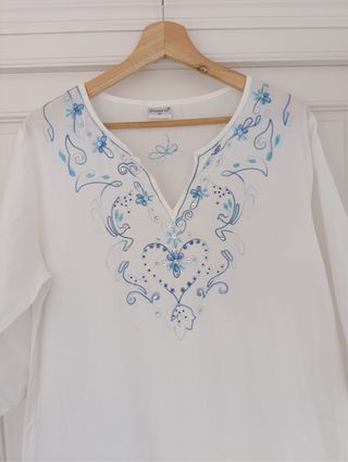 Caftán blanco bordados azules