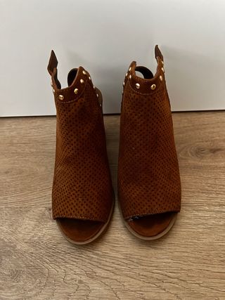 Sandalias de plataforma con tachuelas