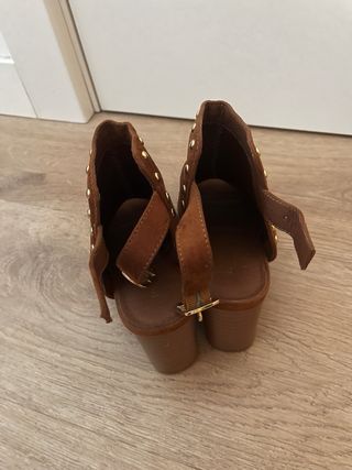 Sandalias de plataforma con tachuelas