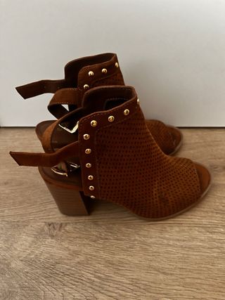 Sandalias de plataforma con tachuelas