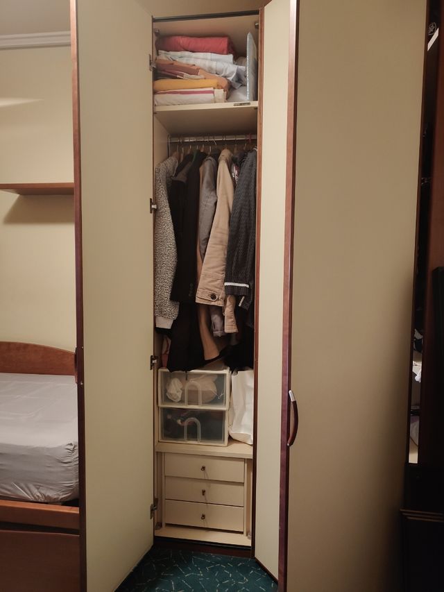 Armario esquinero de madera