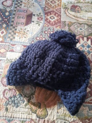 Cappellino blu per bambini lavorato a mano