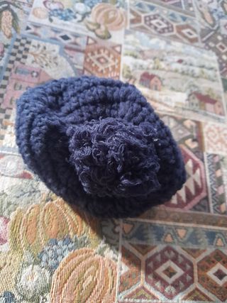 Cappellino blu per bambini lavorato a mano
