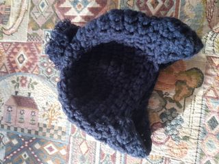 Cappellino blu per bambini lavorato a mano