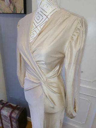 Vestido de fiesta beige drapeado