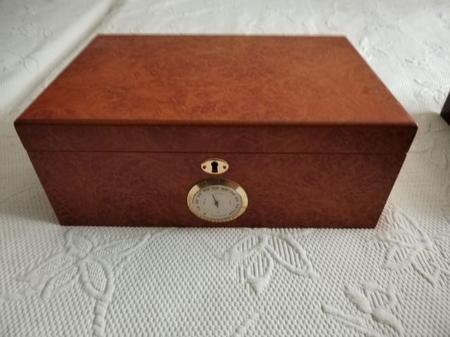 Caja de puros de madera con higrómetro
