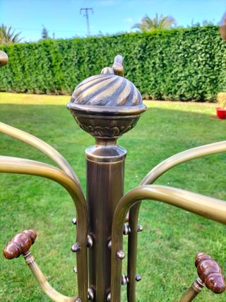 Perchero de pie metálico dorado