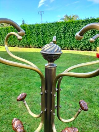 Perchero de pie metálico dorado