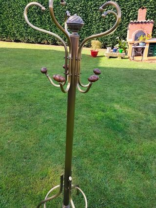 Perchero de pie metálico dorado