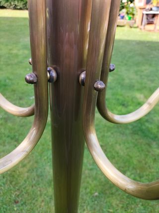 Perchero de pie metálico dorado