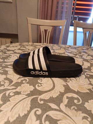 Chanclas Adidas Negras y Blancas