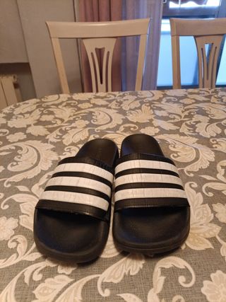 Chanclas Adidas Negras y Blancas