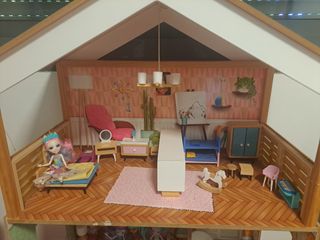 Casa de muñecas con muebles y figuras