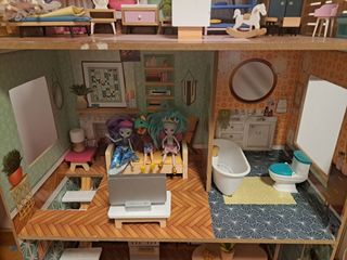 Casa de muñecas con muebles y figuras