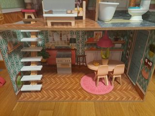 Casa de muñecas con muebles y figuras