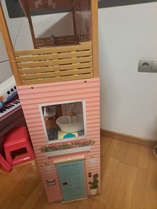 Casa de muñecas con muebles y figuras